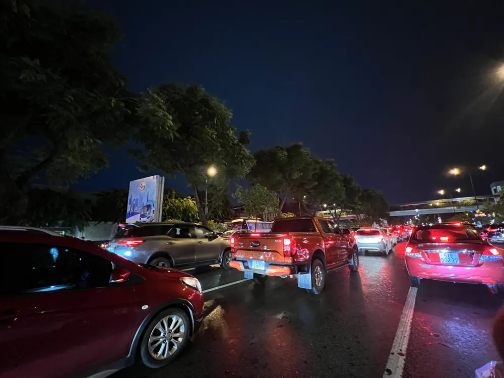 Kẹt kín phương tiện ở các làn đường lúc 20 giờ. Kẹt kín phương tiện ở các làn đường lúc 20 giờ.