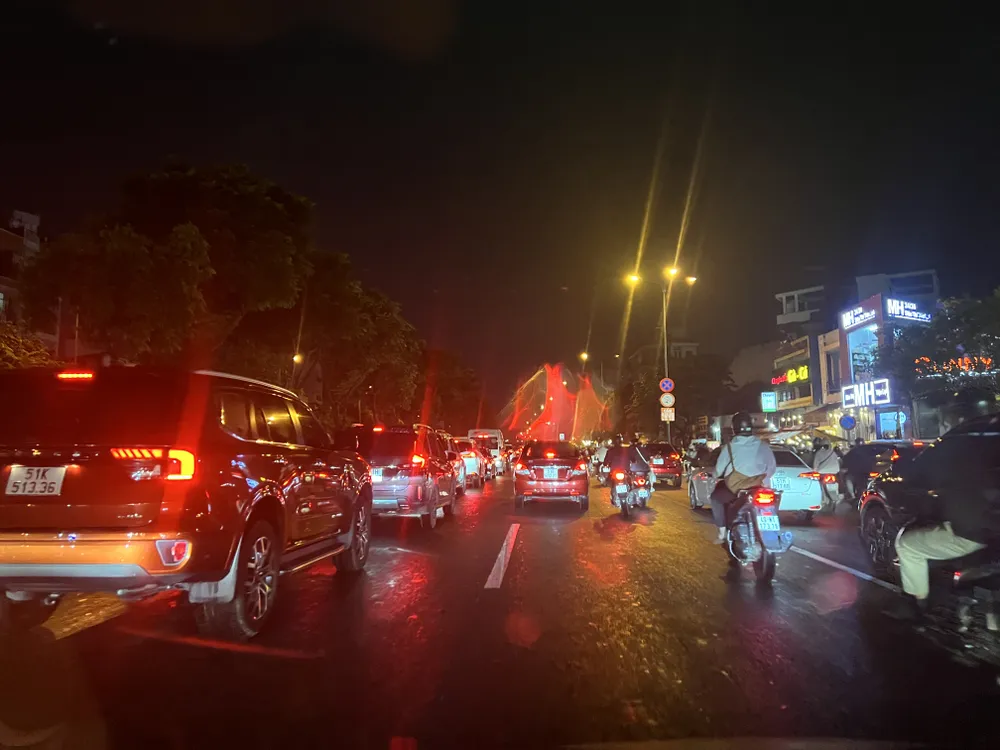 Đến giao lộ Phạm Văn Đồng – Nguyễn Xí, tình trạng giao thông mới thông thoáng trở lại. Đến giao lộ Phạm Văn Đồng – Nguyễn Xí, tình trạng giao thông mới thông thoáng trở lại.