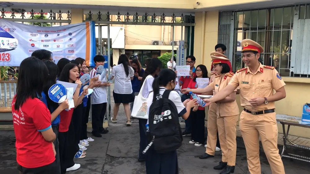 Đây là hoạt động nhằm hỗ trợ, động viên thí sinh của Phòng CSGT TP.HCM. Ảnh: NGUYỄN YÊN