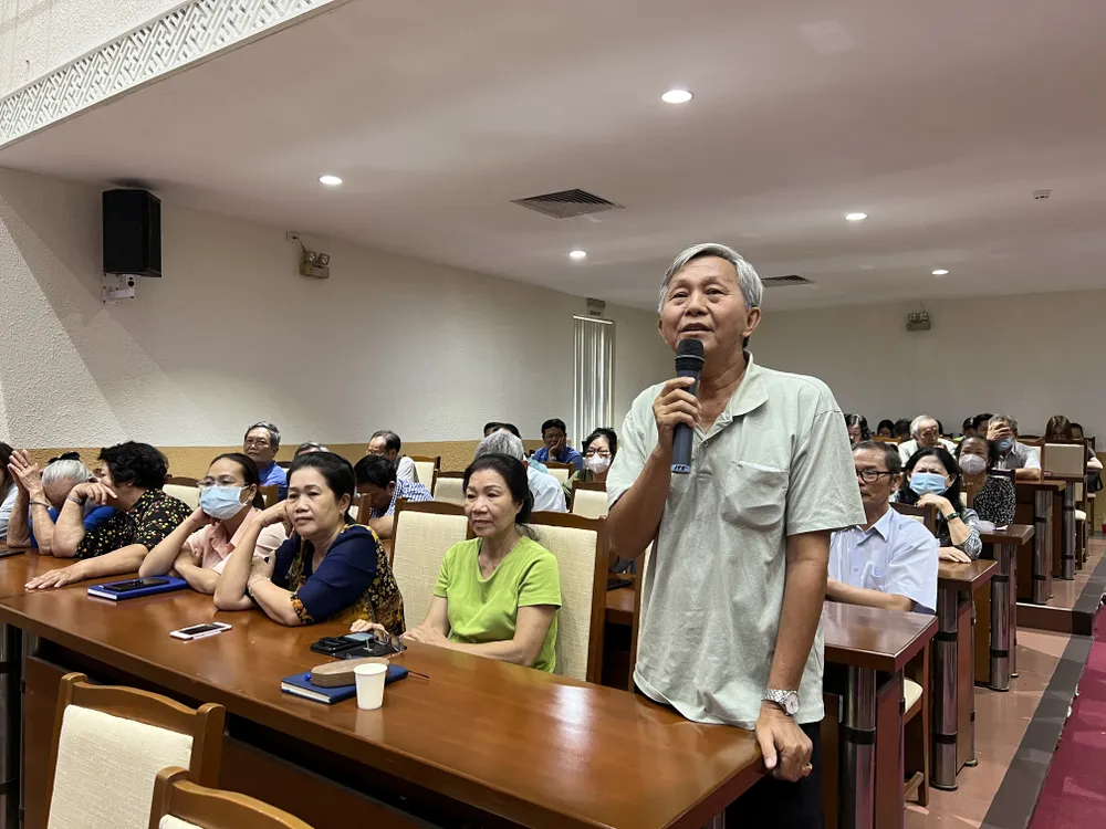 Cử tri bức xúc về tình trạng khó khăn trong lĩnh vực xăng, điện. Ảnh: NGUYỄN YÊN Cử tri bức xúc về tình trạng khó khăn trong lĩnh vực xăng, điện. Ảnh: NGUYỄN YÊN