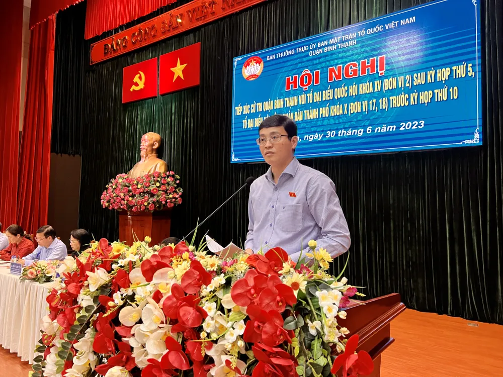 ĐBQH Đỗ Đức Hiển trả lời ý kiến cử tri tại buổi tiếp xúc. Ảnh: NGUYỄN YÊN ĐBQH Đỗ Đức Hiển trả lời ý kiến cử tri tại buổi tiếp xúc. Ảnh: NGUYỄN YÊN