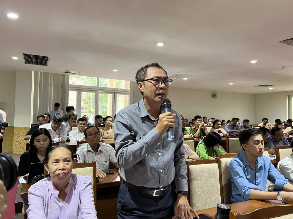 Cử tri Nguyễn Minh Hùng đề nghị thông tin về kết quả giám sát của HĐND TP trong lĩnh vực đầu tư công. Ảnh: NGUYỄN YÊN Cử tri Nguyễn Minh Hùng đề nghị thông tin về kết quả giám sát của HĐND TP trong lĩnh vực đầu tư công. Ảnh: NGUYỄN YÊN