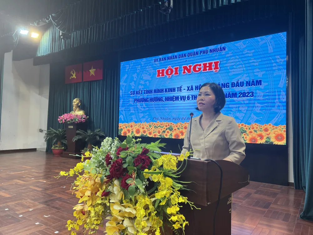 Phó Chủ tịch UBND quận Phú Nhuận triển khai phương hướng, nhiệm vụ 6 tháng cuối năm. Ảnh: NGUYỄN YÊN