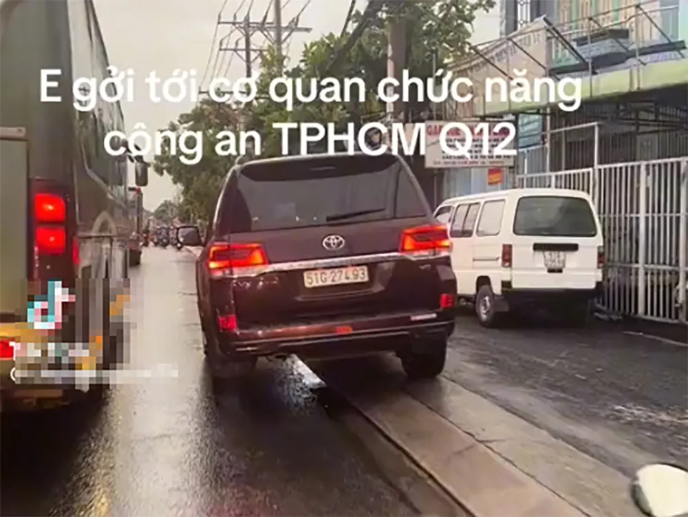 Hình ảnh chiếc xe ô tô chạy trên vỉa hè trong đoạn clip. Ảnh cắt từ clip