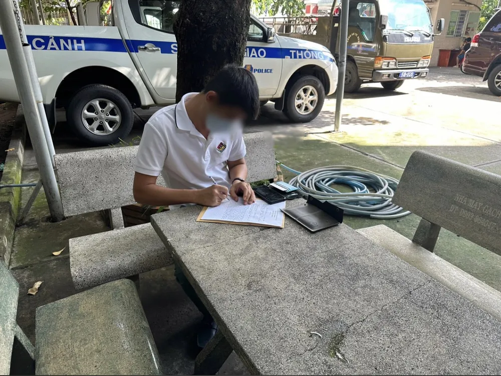 Chủ xe đến làm việc với lực lượng chức năng. Ảnh: PC08