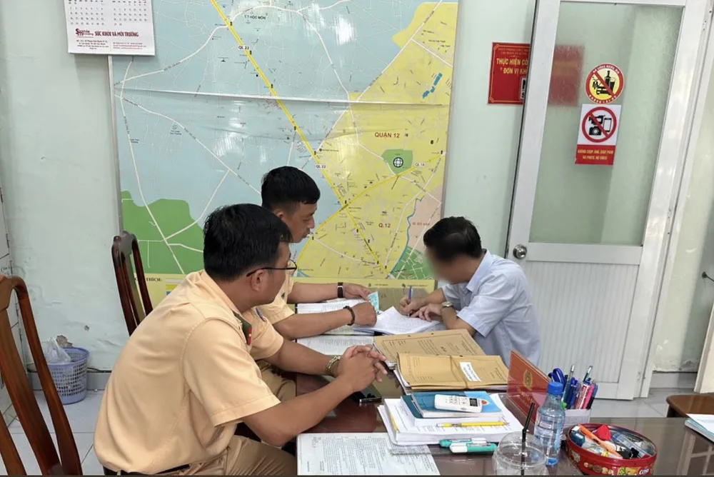 CSGT làm việc với tài xế vi phạm. Ảnh: PC08