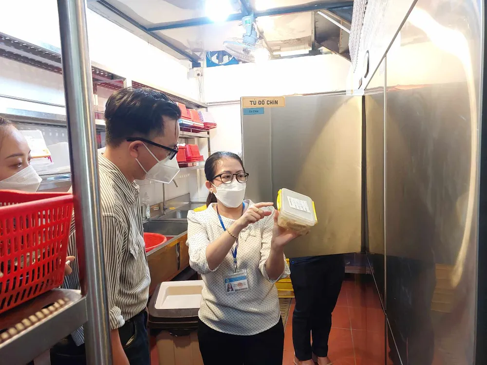 Đoàn kiểm tra mẫu thực phẩm trong quán. Ảnh: ĐC Đoàn kiểm tra mẫu thực phẩm trong quán. Ảnh: ĐC