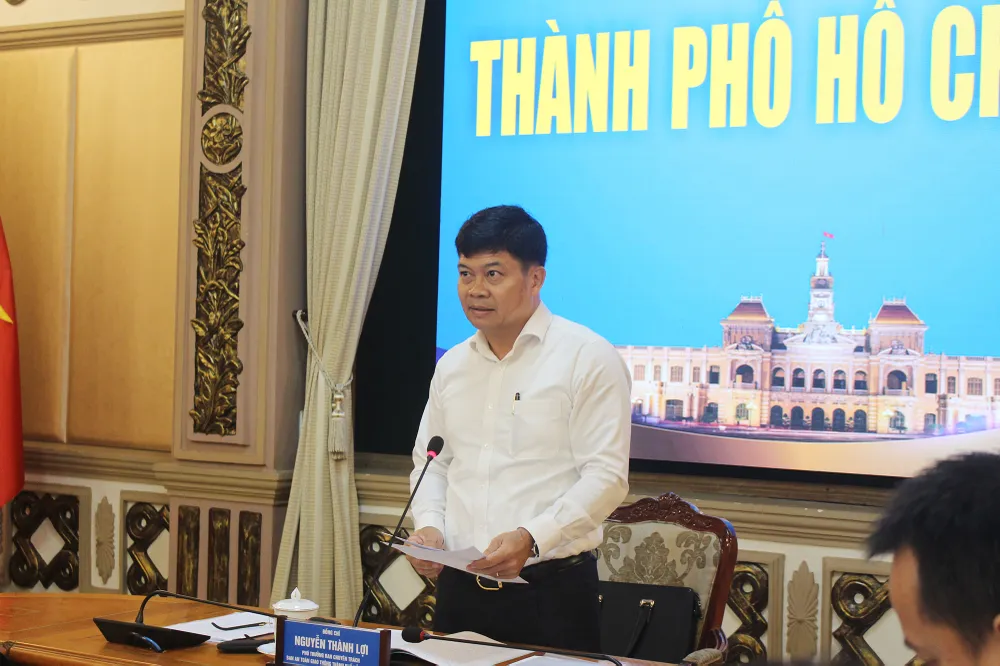 Ông Nguyễn Thành Lợi, Phó ban chuyên trách Ban ATGT TP.HCM báo cáo tại hội nghị. Ảnh: NGUYỄN YÊN