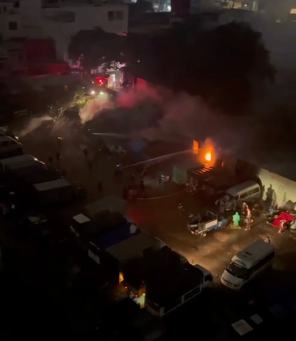 Lực lượng chức năng dập lửa, chống cháy lan sáng các xe ô tô gần đó. Ảnh: ĐC