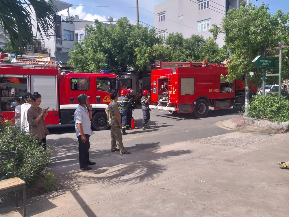 Lực lượng chức năng triển khai dập lửa. Ảnh: ĐC