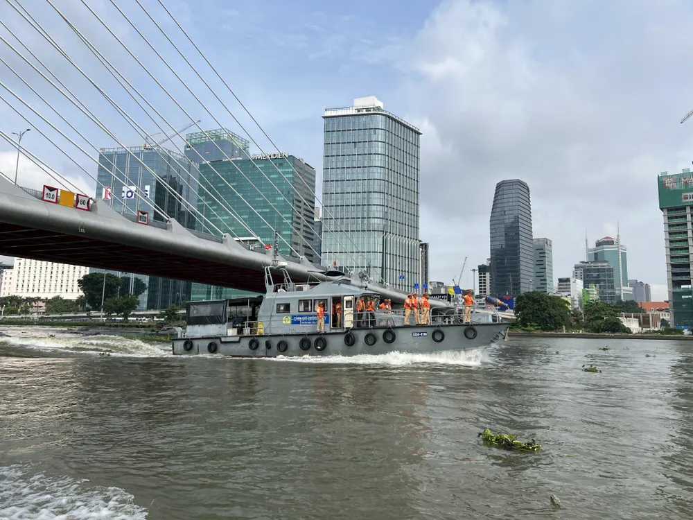 Đội hình tàu tham gia lễ ra quân thực hiện tuần tra trên sông Sài Gòn. Ảnh: NGUYỄN YÊN