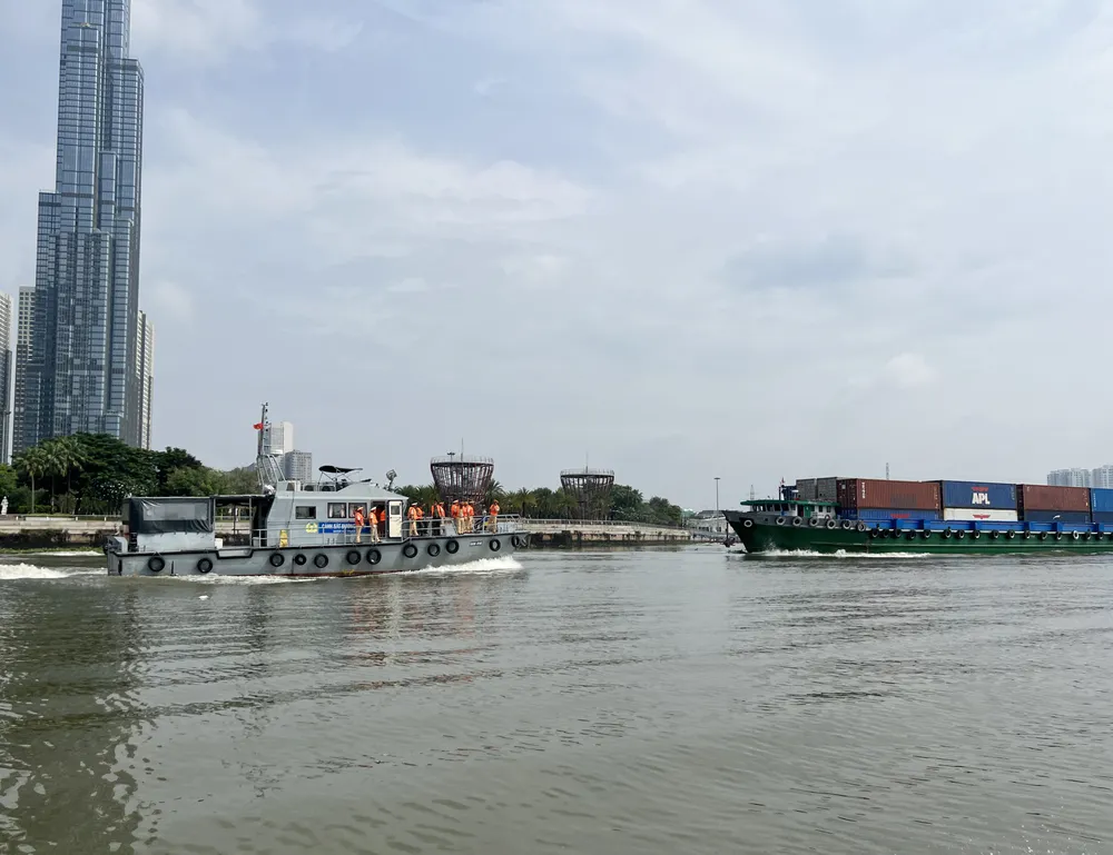 Tuần tra, kiểm soát các phương tiện thủy trên sông Sài Gòn. Ảnh: NGUYỄN YÊN