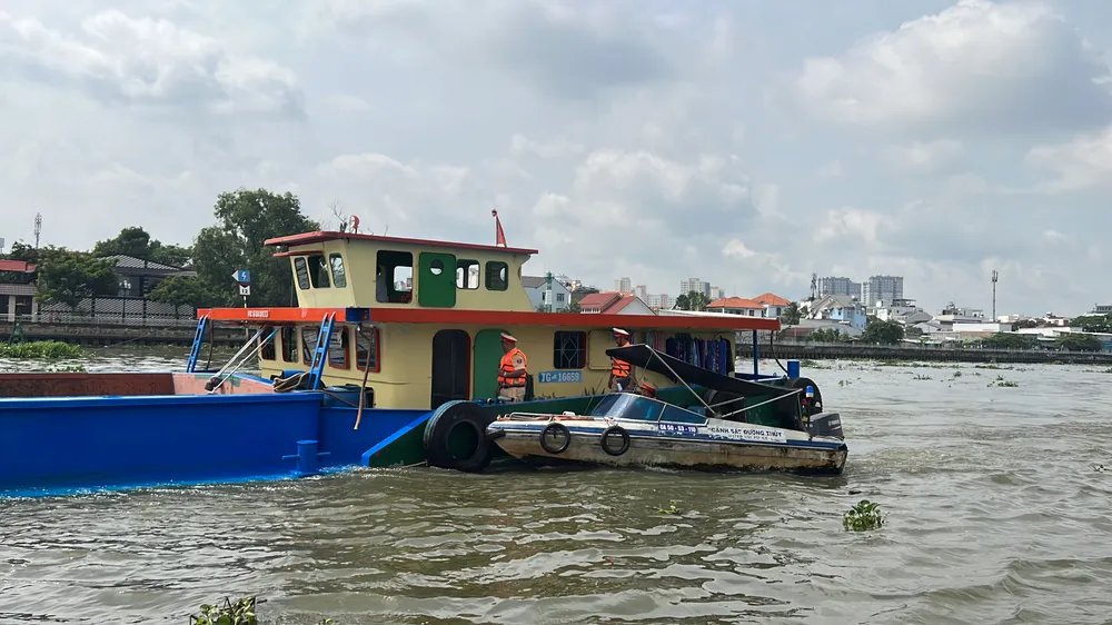 Tổ công tác tiếp cận một sà lan chở cát mang số hiệu TG-16659. Ảnh: NGUYỄN YÊN