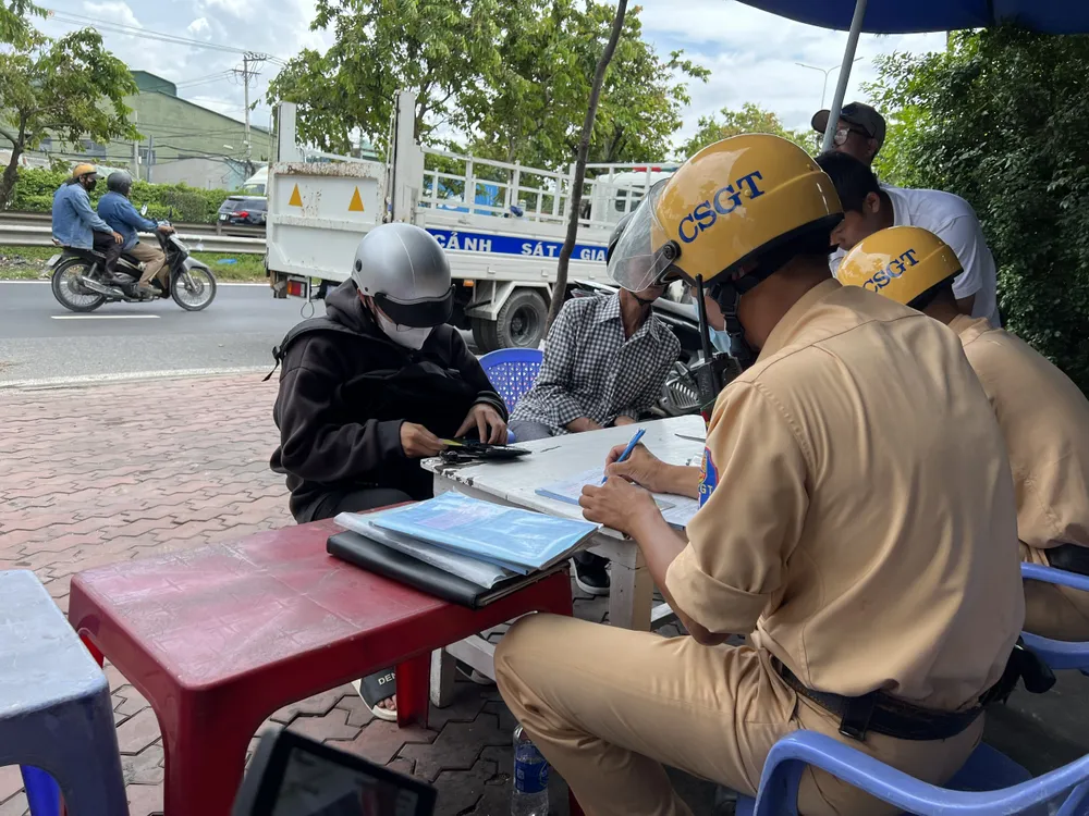 Nhiều trường hợp vi phạm tốc độ bị tổ công tác phát hiện, xử phạt. Ảnh: NGUYỄN YÊN