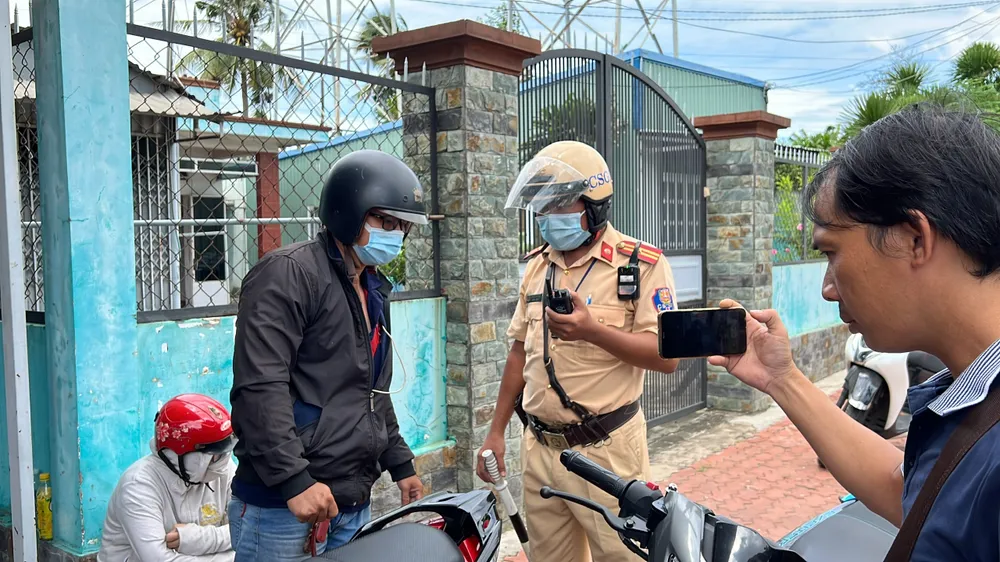 CSGT xử lý một người điều khiển xe quá tốc độ trong buổi làm việc. Ảnh: NGUYỄN YÊN