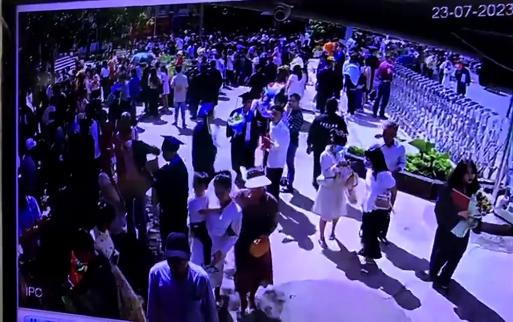 Rất đông sinh viên, phụ huynh tham dự lễ tốt nghiệp tại trường vào sáng 23-7. Ảnh cắt từ clip Rất đông sinh viên, phụ huynh tham dự lễ tốt nghiệp tại trường vào sáng 23-7. Ảnh cắt từ clip