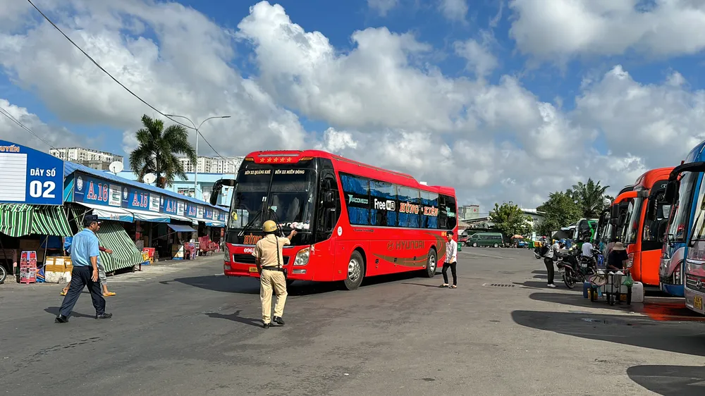 Tổ công tác yêu cầu kiểm tra một xe khách đang chuẩn bị xuất bến. Ảnh: NY Tổ công tác yêu cầu kiểm tra một xe khách đang chuẩn bị xuất bến. Ảnh: NY