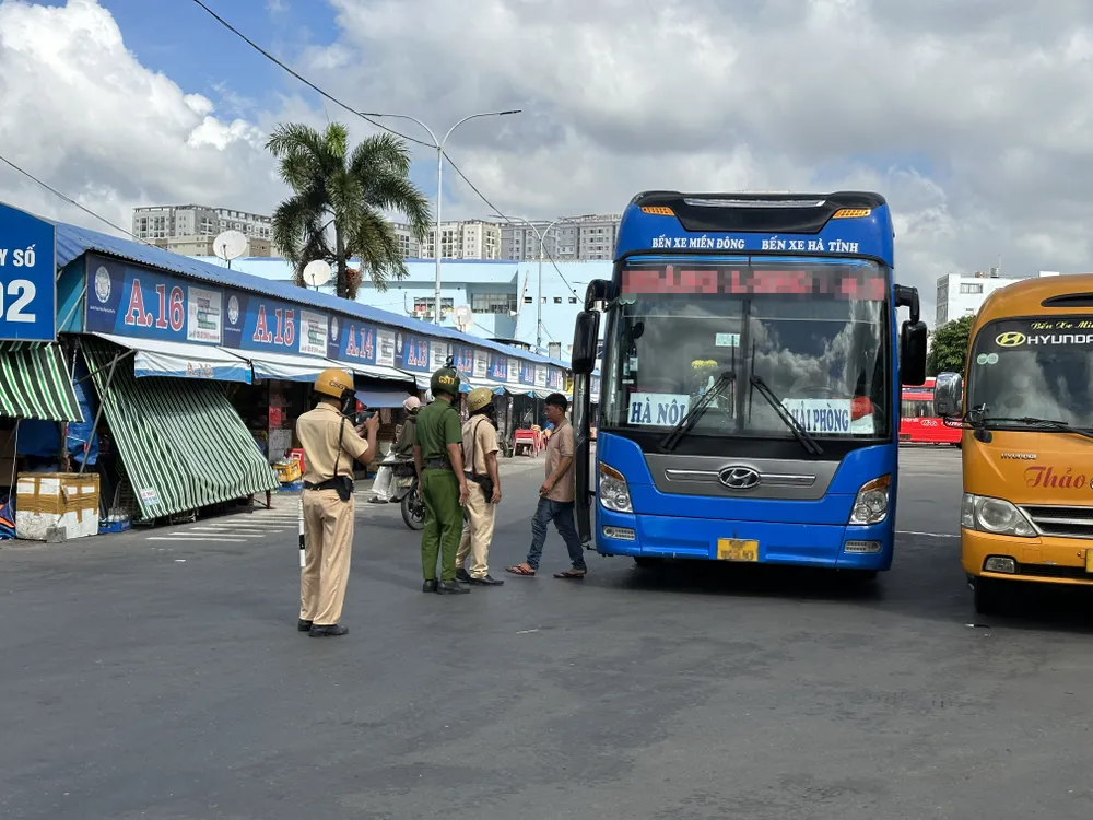 Nhiều phương tiện xe khách bị tổ công tác kiểm tra trước khi rời bến. Ảnh: NY Nhiều phương tiện xe khách bị tổ công tác kiểm tra trước khi rời bến. Ảnh: NY
