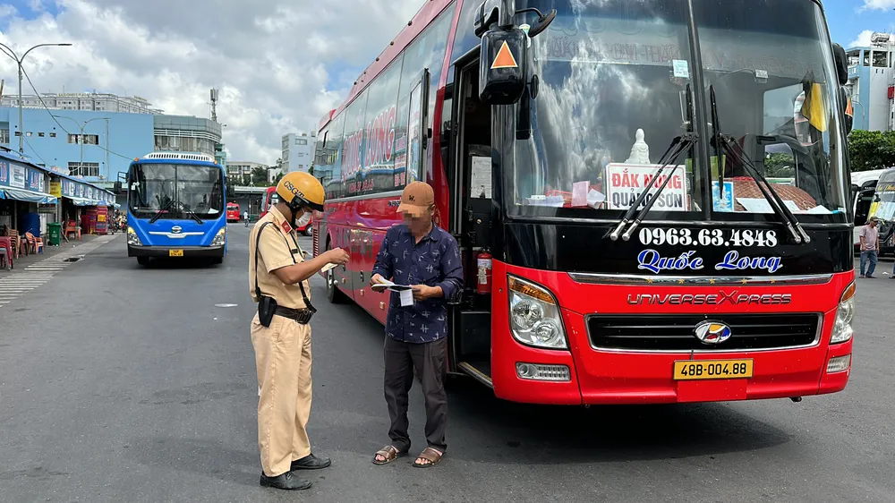 314 xe ô tô khách từ 9 chỗ ngồi trở lên bị lập biên bản vi phạm. Ảnh: NGUYỄN YÊN