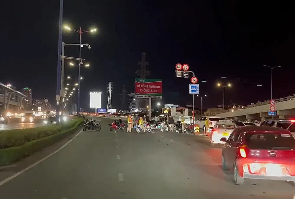 Tổ công tác chốt chặn một phần đường trên cầu Sài Gòn tối 15-8. Tổ công tác chốt chặn một phần đường trên cầu Sài Gòn tối 15-8.