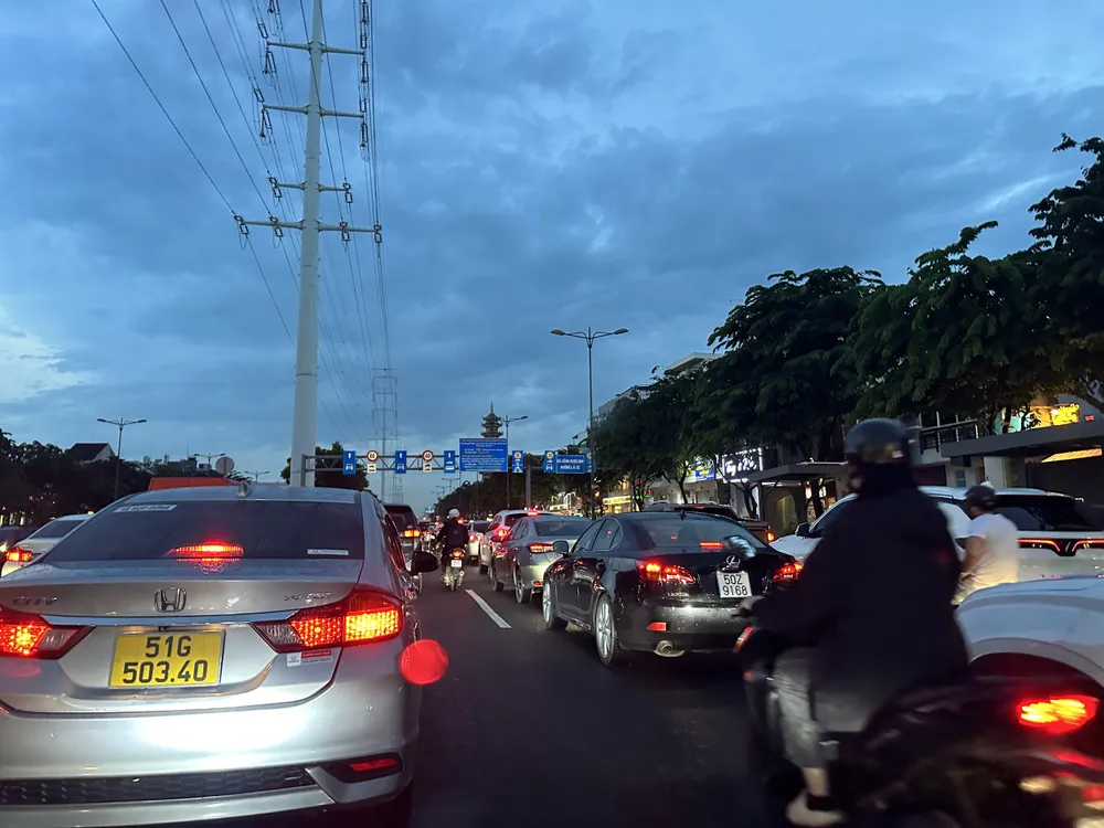 Người đi xe máy len lỏi vào giữa các xe ô tô để di chuyển. Người đi xe máy len lỏi vào giữa các xe ô tô để di chuyển.