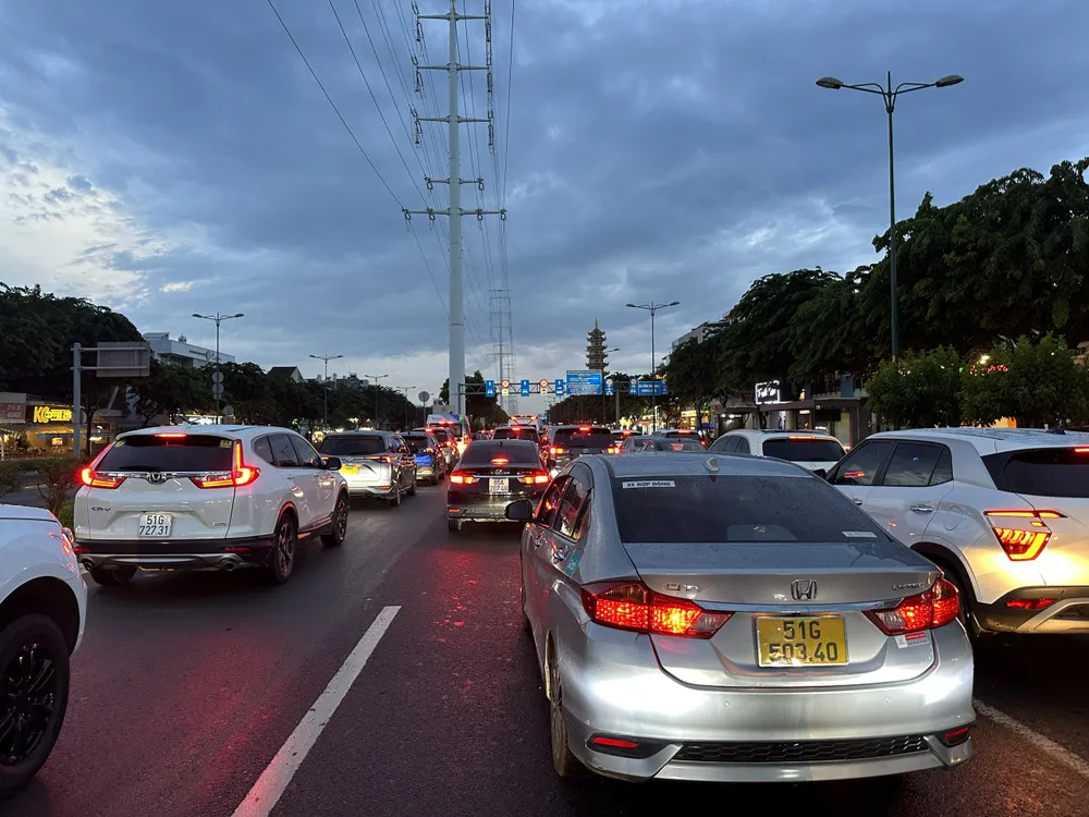 Kẹt xe kéo dài nhiều km trên đường Phạm Văn Đồng hướng từ sân bay về Thủ Đức. Kẹt xe kéo dài nhiều km trên đường Phạm Văn Đồng hướng từ sân bay về Thủ Đức.