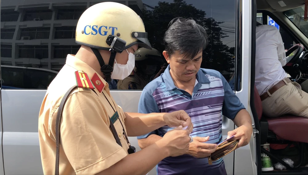 Kiểm tra giấy tờ đối với một xe khách ra vào sân bay.