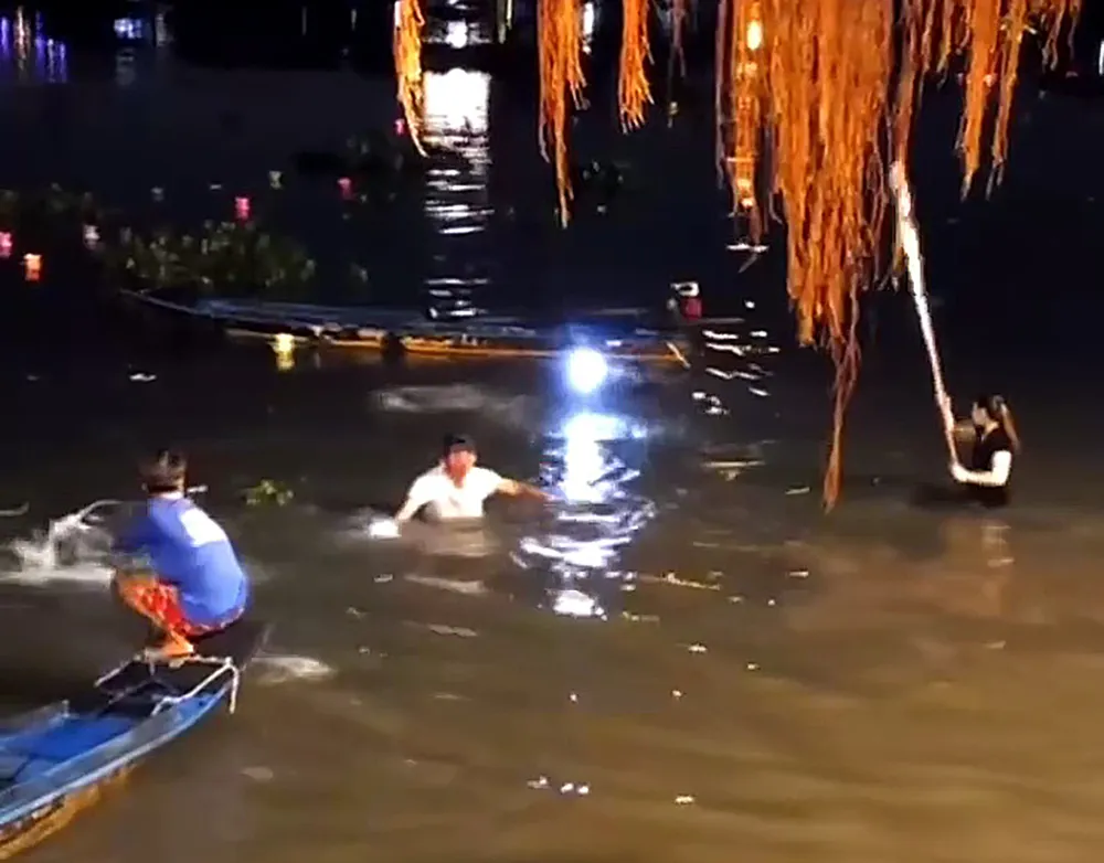 Toàn bộ sự việc được camera ghi lại. Ảnh cắt từ clip