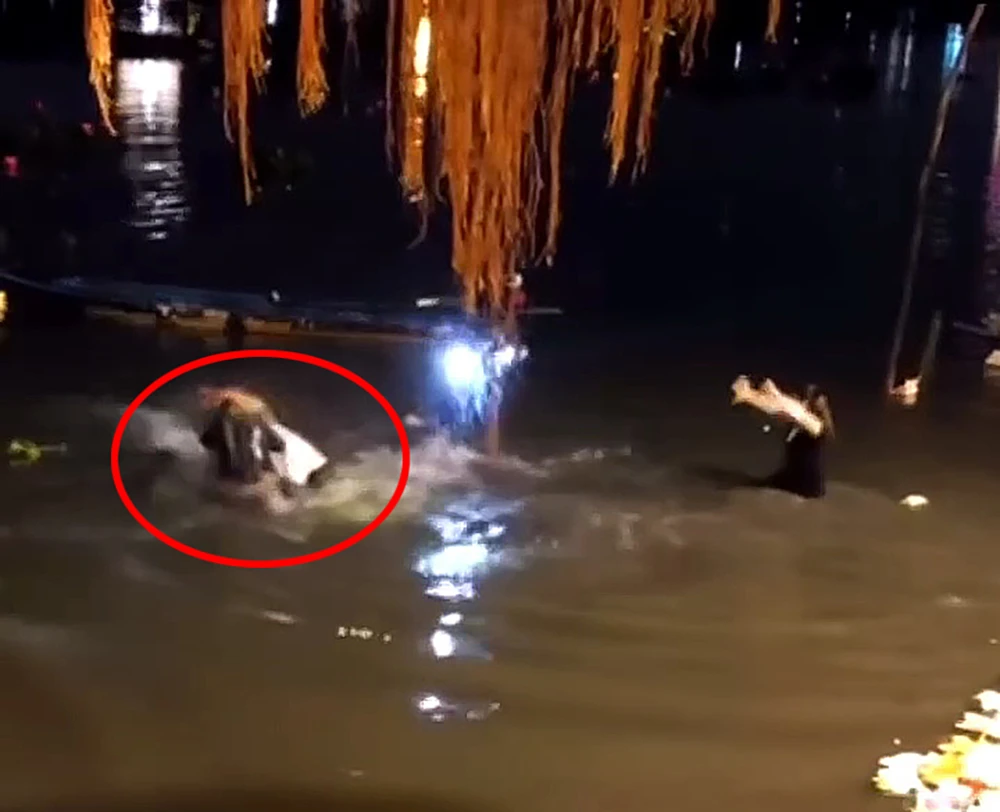 Hình ảnh nhóm người tấn công lẫn nhau. Ảnh cắt từ clip