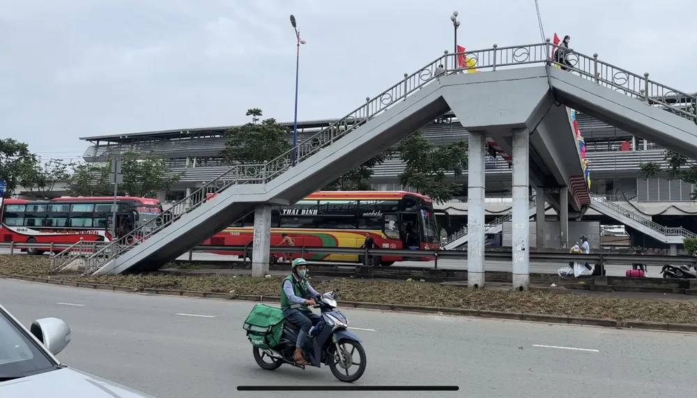 Hai xe khách vi phạm cùng lúc bị tổ công tác lập biên bản.