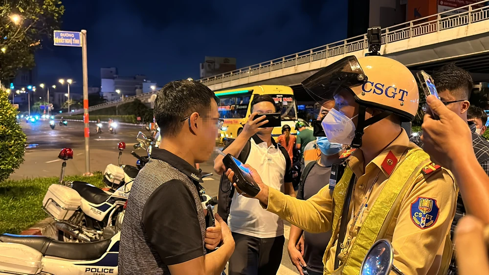 CSGT kiểm tra nồng độ cồn của ông C. Ảnh: NGUYỄN YÊN CSGT kiểm tra nồng độ cồn của ông C. Ảnh: NGUYỄN YÊN