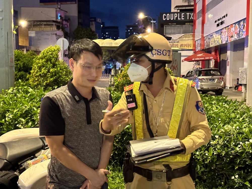 CSGT giải thích về vi phạm của ông C. Ảnh: NGUYỄN YÊN CSGT giải thích về vi phạm của ông C. Ảnh: NGUYỄN YÊN