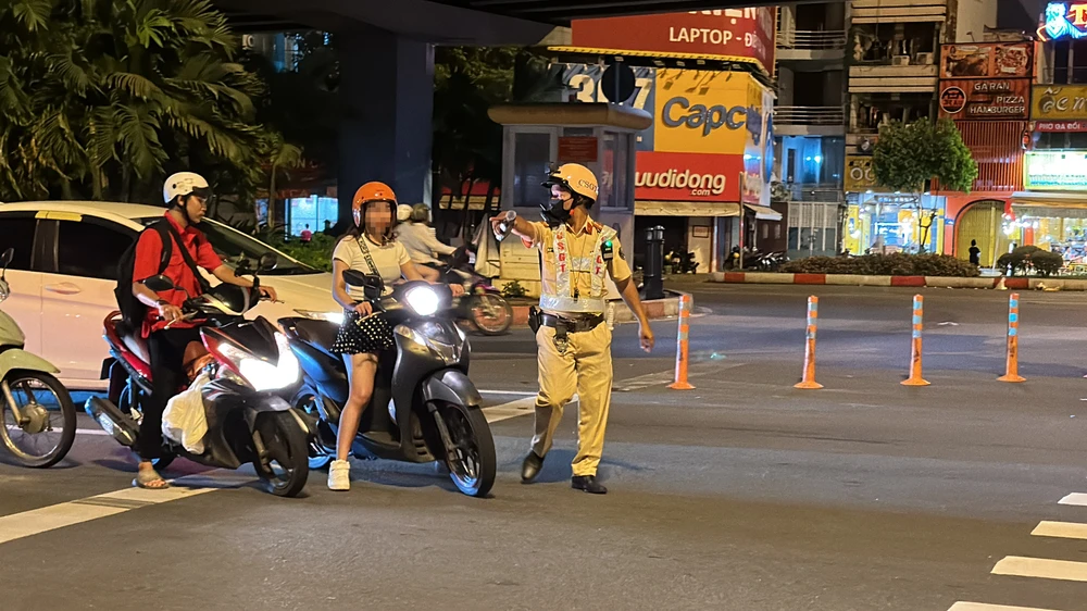 CSGT ra hiệu kiểm tra đối với chị P. Ảnh: NGUYỄN YÊN CSGT ra hiệu kiểm tra đối với chị P. Ảnh: NGUYỄN YÊN