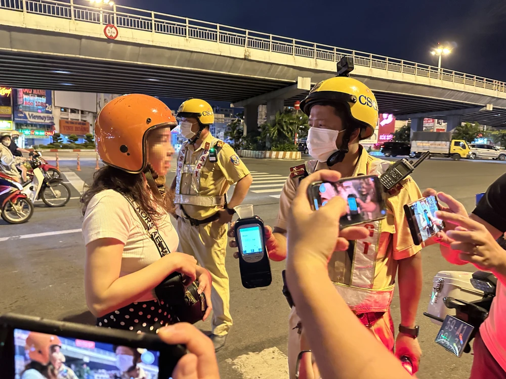 Kết quả, chị P. có nồng độ cồn 0,345 mg/ L khí thở. Ảnh: NGUYỄN YÊN Kết quả, chị P. có nồng độ cồn 0,345 mg/ L khí thở. Ảnh: NGUYỄN YÊN