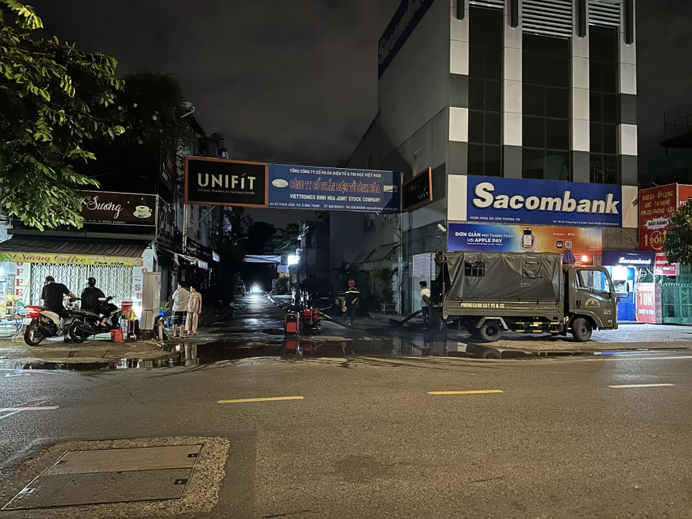 Cảnh sát PCCC và CNCH Công an quận Bình Thạnh có mặt triển khai dập lửa.