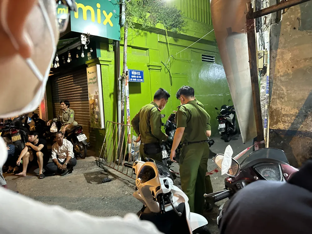 Công an TP.HCM khám nghiệm, điều tra vụ án mạng vào khuya 11-9. Ảnh: NGUYỄN YÊN Công an TP.HCM khám nghiệm, điều tra vụ án mạng vào khuya 11-9. Ảnh: NGUYỄN YÊN