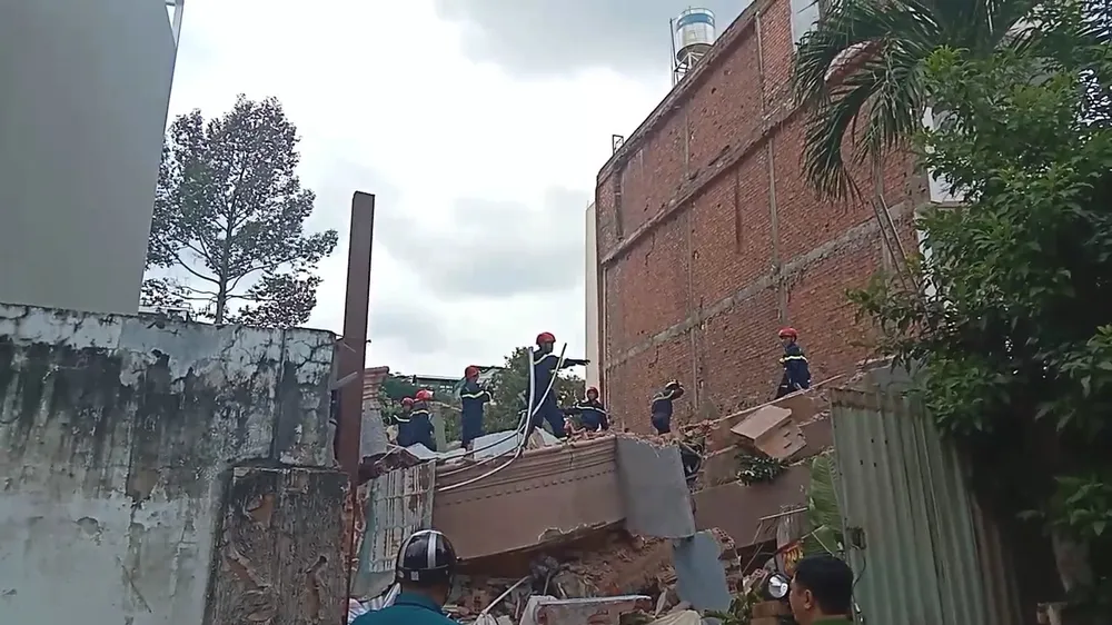 Lực lượng chức năng đang tìm kiếm các nạn nhân. VideoCapture_20230924-140452.jpg