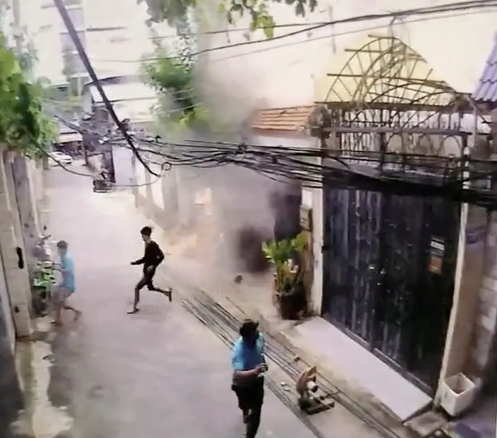 Hình ảnh camera an ninh ghi lại lúc căn nhà đổ sập, hai người kịp bỏ chạy ra ngoài. Ảnh cắt từ clip Ảnh chụp Màn hình 2023-09-24 lúc 21.34.30.png
