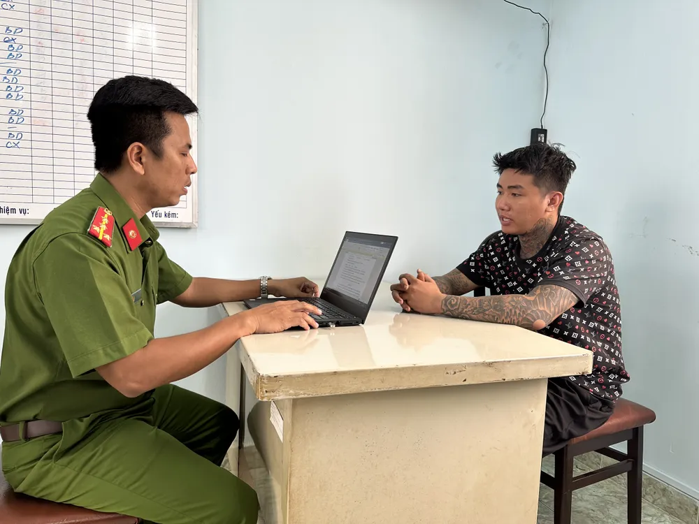 Nguyễn Trọng Tâm làm việc với công an. z4779998907687_84864e73c050ca0b9e3eb1742f33cc53.jpg