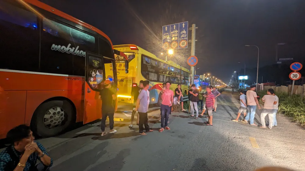 Hàng chục hành khách được đón dọc đường, không có vé xe bị CSGT phát hiện. Ảnh: ĐC z4797377299387_4b2d425fe08b601fd88bc81c0fe24b0a.jpg