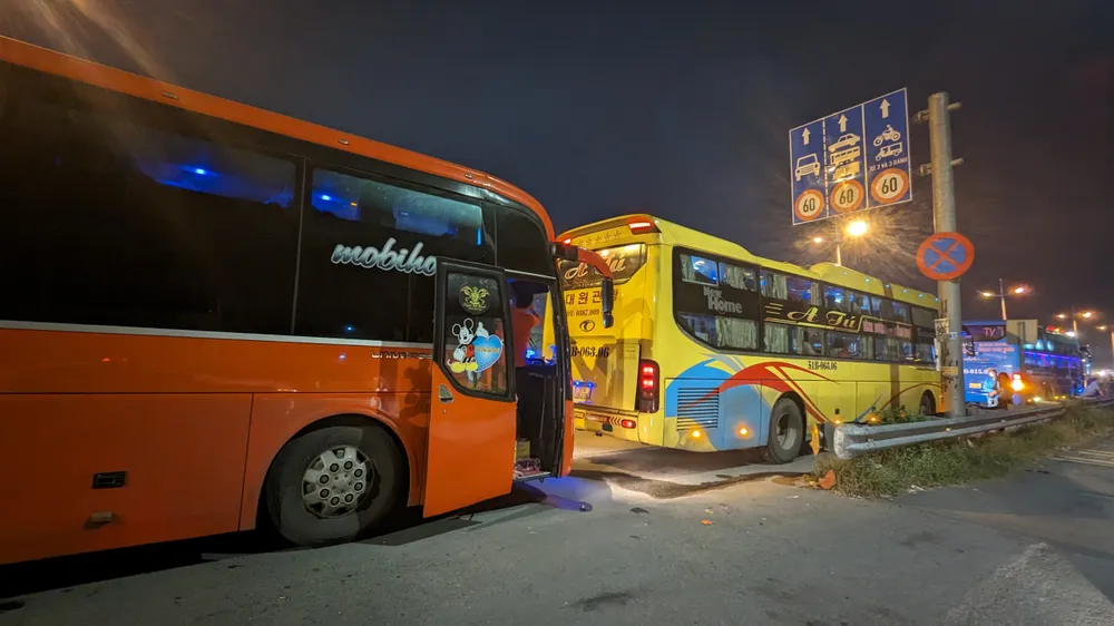 Ba xe khách đều vi phạm nhiều lỗi sau khi bị CSGT kiểm tra. Ảnh: ĐC z4797377313883_47691f1a9c9b5f00d746c8c04936a1b6.jpg