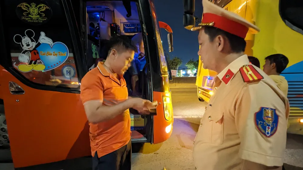 CSGT kiểm tra giấy tờ đối với tài xế. Ảnh: ĐC z4797377332380_f87f7b24db00bd44d76561f3e51e858f.jpg