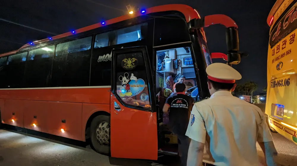 Xe khách chở hơn 40 người nhưng danh sách hành khách chỉ có bốn người. Ảnh: ĐC z4797377343747_a31829d672c24232bbea90a6cc3c0fa0.jpg