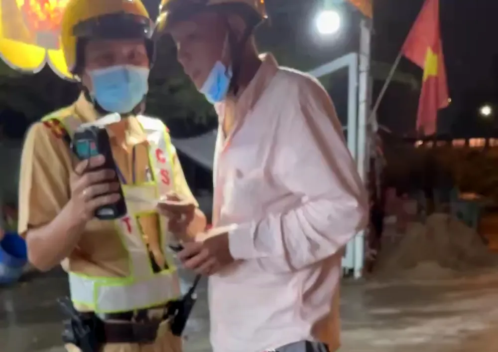 Võ Trung Nghĩa làm việc với CSGT. Ảnh: PC08 danh-canh-sat-giao-thong-3.jpg
