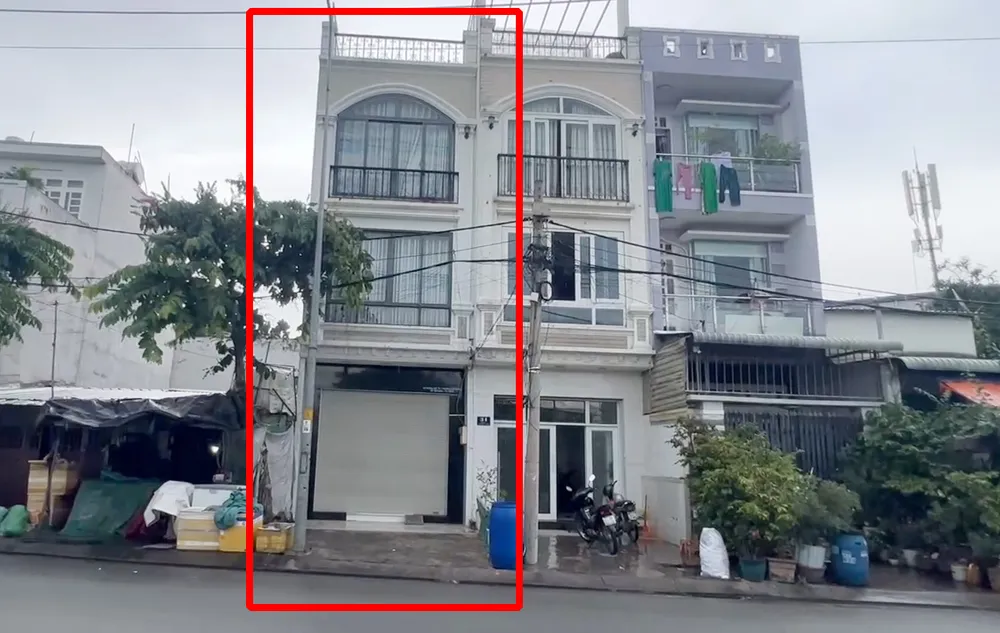 Căn nhà được dùng làm Công ty TNHH Tư vấn phát triển nghề nghiệp phổ thông và nhân viên an ninh Sunrise HR vào chiều 25-10. Ảnh: NGUYỄN YÊN Vụ 'bẫy' lừa tuyển dụng việc làm: Công ty mạo danh đóng cửa, tháo biển hiệu