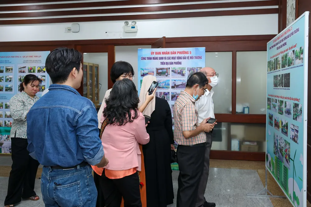 Người dân tham quan triển lãm trưng bày hình ảnh các công trình đạt giải gắn với các hoạt động bảo vệ môi trường. dai bieu tham quan trien lam.jpg