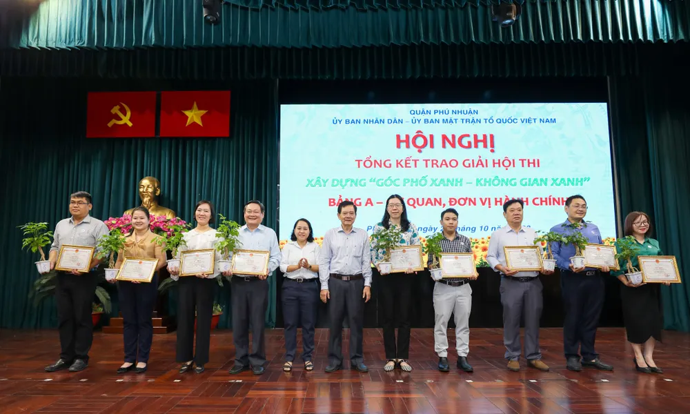 Ban tổ chức trao giải cho các tổ chức, cá nhân đạt giải A của Hội thi. trao giai Bang A.jpg
