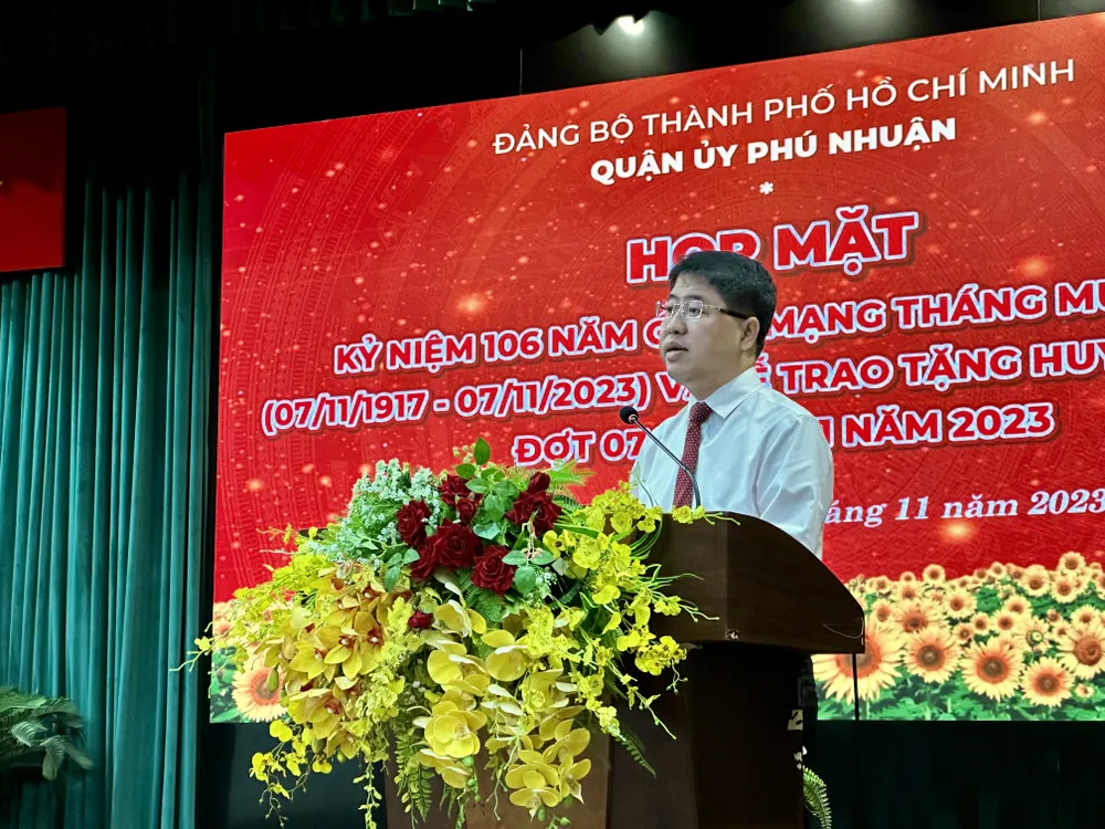 Phú Nhuận: Trao Huy hiệu Đảng cho 74 đảng viên cao tuổi Đảng