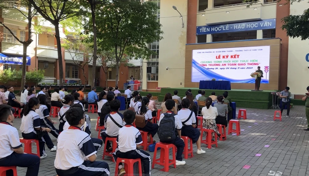 Công an Bình Thạnh, trường học ký kết xây dựng 'Cổng trường an toàn giao thông'