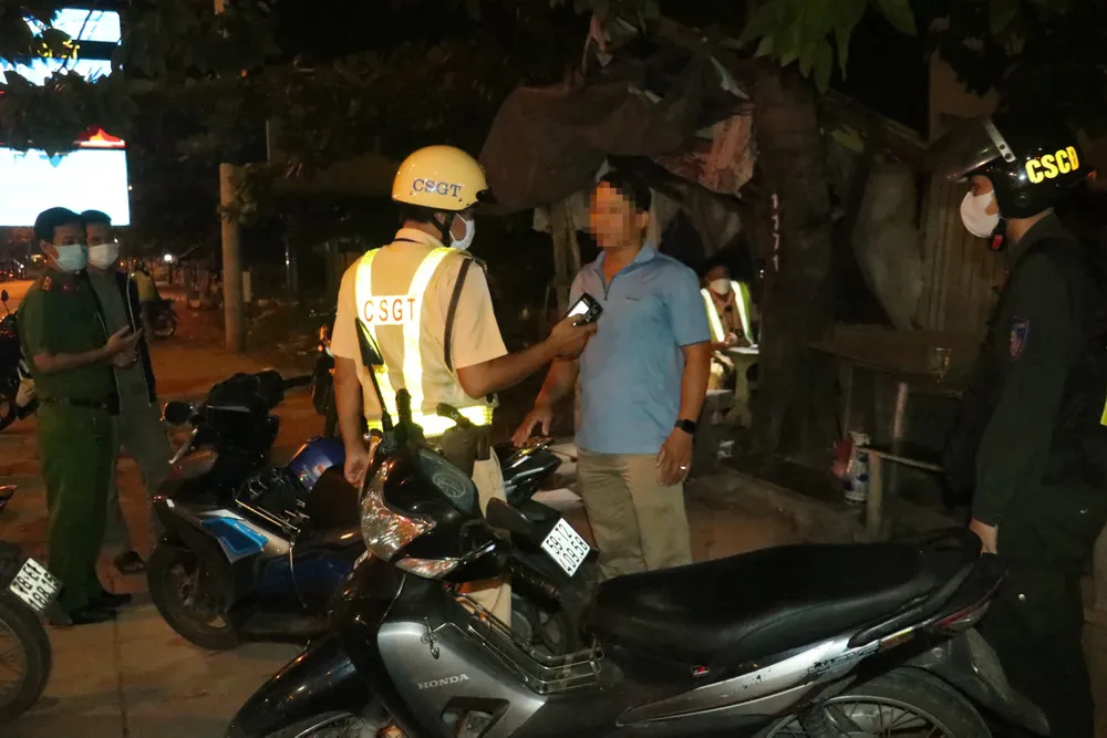 CSGT thuộc đội Cát Lái phối hợp đội CSGT-TT Công an TP Thủ Đức và Công an phường An Phú kiểm tra nồng độ cồn người đi xe máy. Ảnh: PC08 5b29f70bba7d6c23356c3.jpg